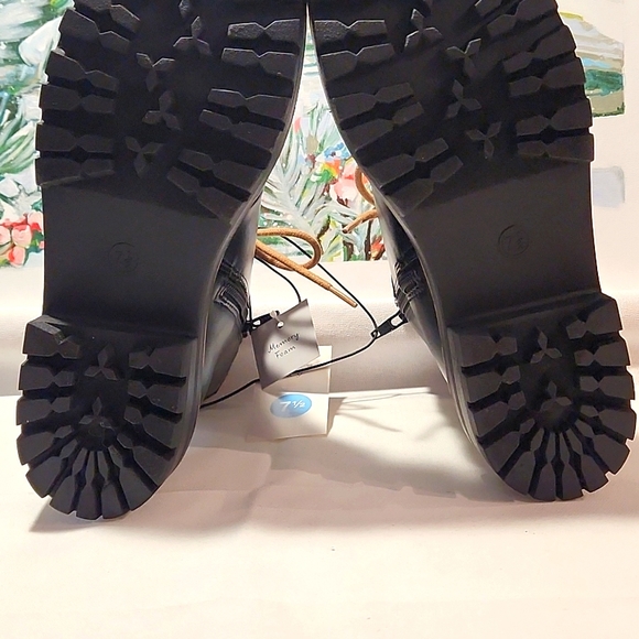 WOMANS WINTER BOOTS LACE UP, MINKY FUR ON TONGUE. SIZE 7 1/2. COLOR BLACK - Picture 6 of 12